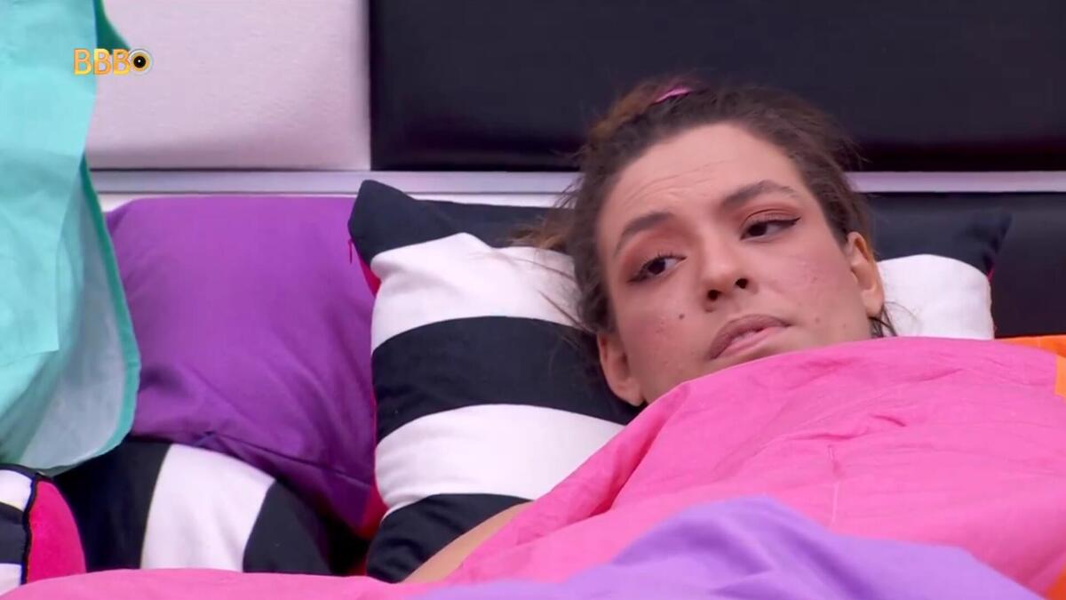 Beatriz deitada no quarto do líder do BBB 24