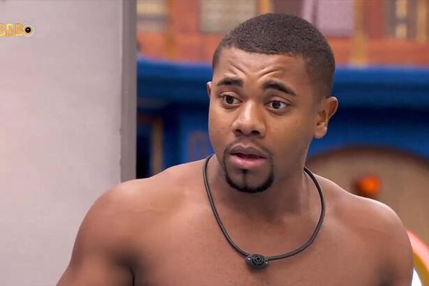 Davi, sem camisa e revoltado na cozinha do BBB 24