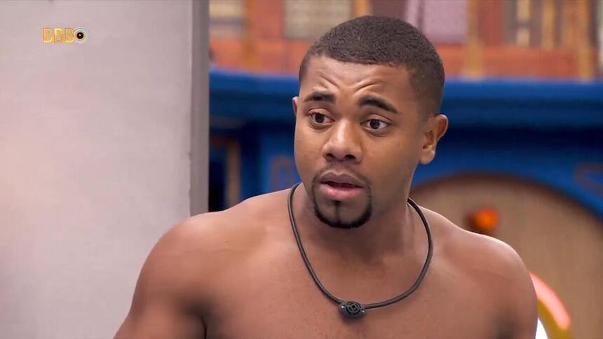 Davi, sem camisa e revoltado na cozinha do BBB 24