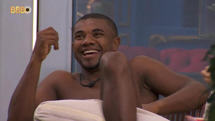 Davi sorrindo e sem camisa na área externa do BBB 24