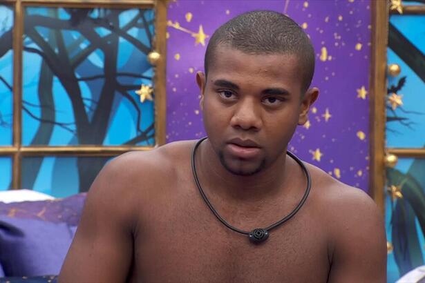 Davi, sem camisa, em conversa no Quarto Magia do BBB 24