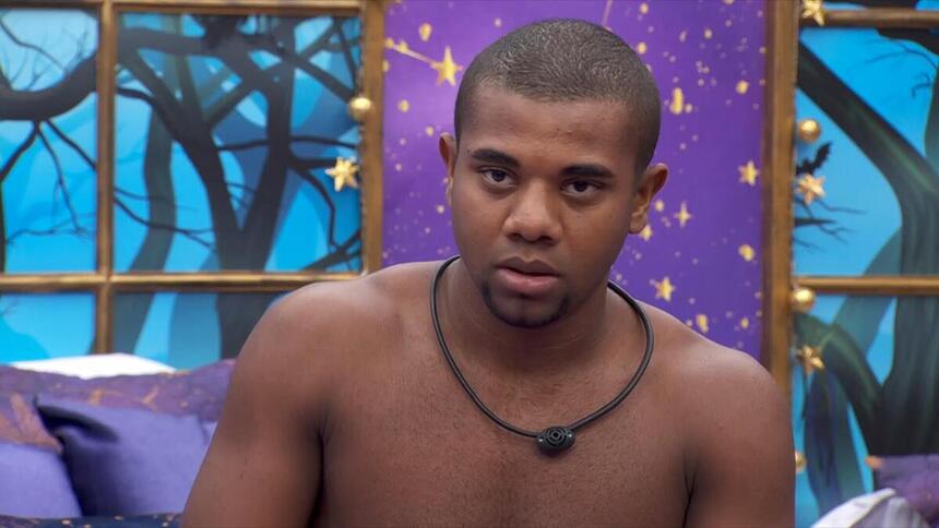 Davi, sem camisa, em conversa no Quarto Magia do BBB 24