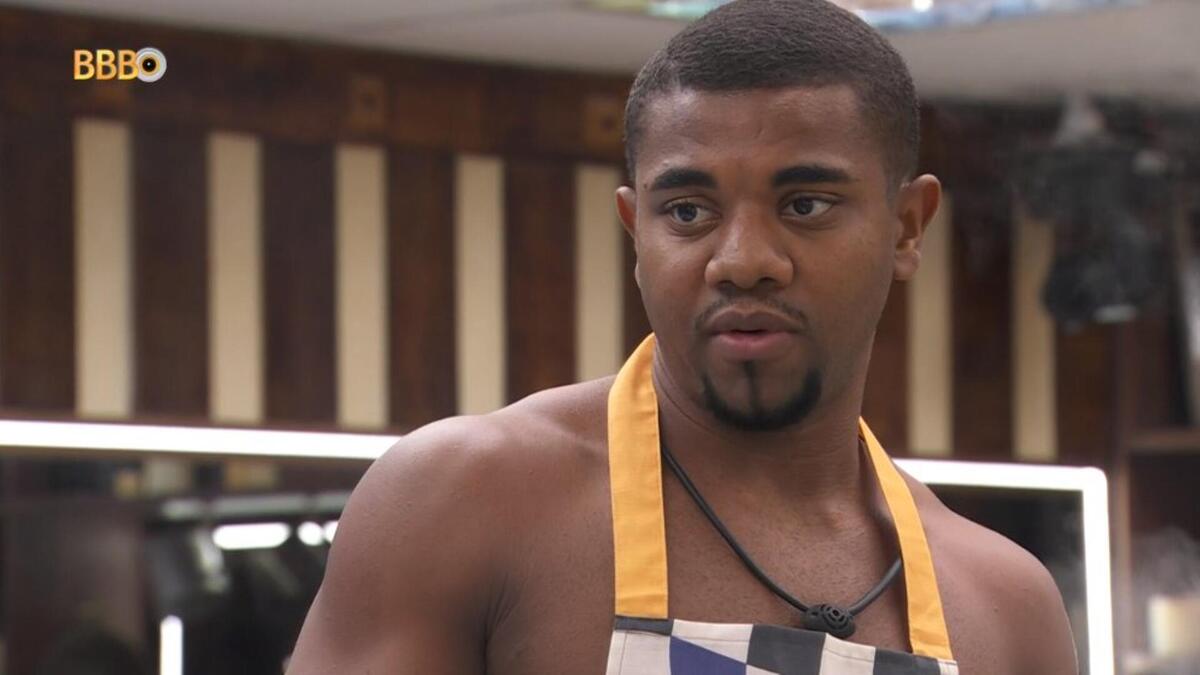 Davi sem camisa e de avental, cozinhando no BBB 24