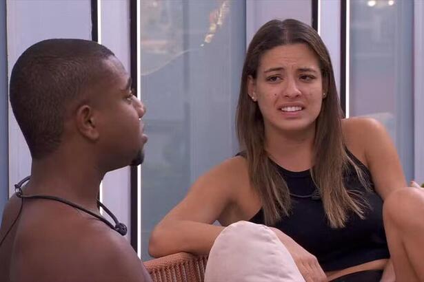 Davi e Beatriz em conversa na área externa do BBB 24