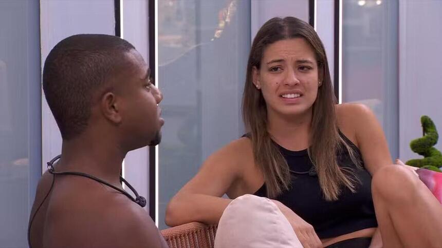 Davi e Beatriz em conversa na área externa do BBB 24