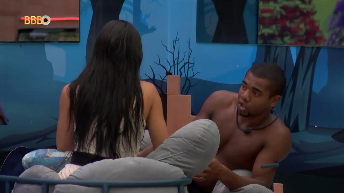 Davi e Isabelle em conversa na área externa do BBB 24
