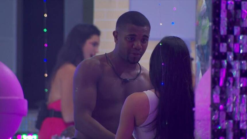 Davi e Isabelle em conversa na festa do BBB 24