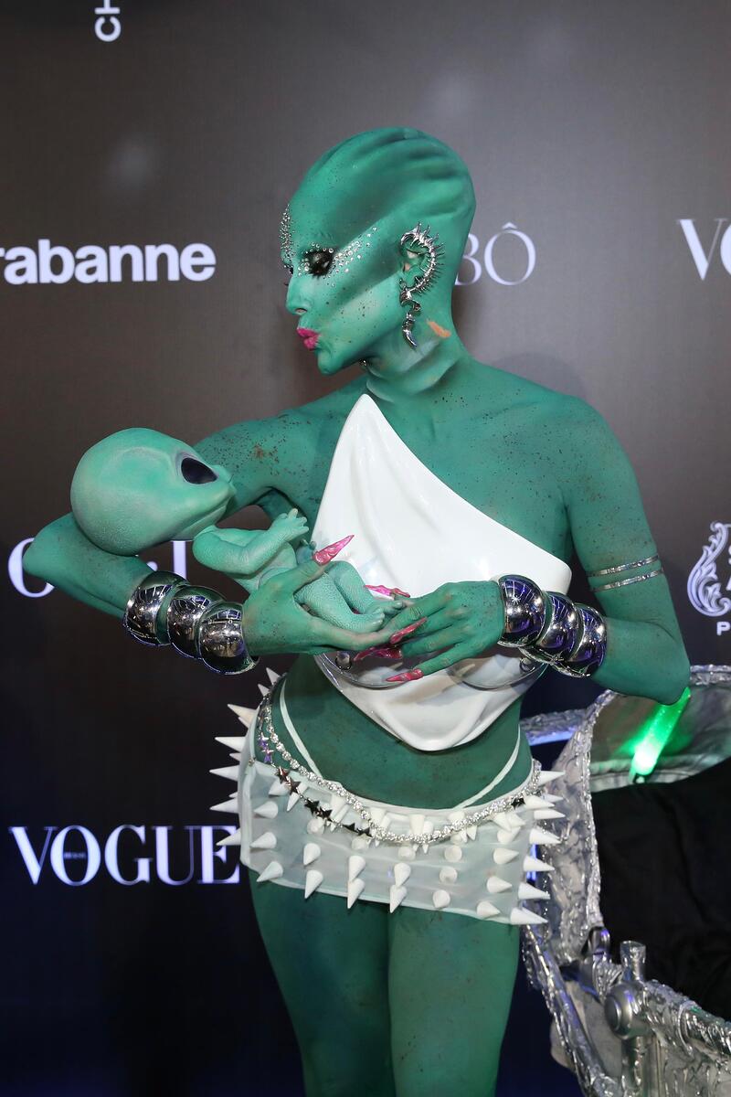 Deborah Secco com fantasia de alienígena