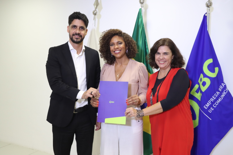 Jean Lima, Luciana Barreto e Cidinha Matos segurando o contrato da TV Brasil 