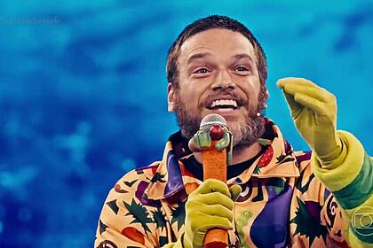 Emílio Dantas fantasiado de Pé de Alface no The Masked Singer Brasil