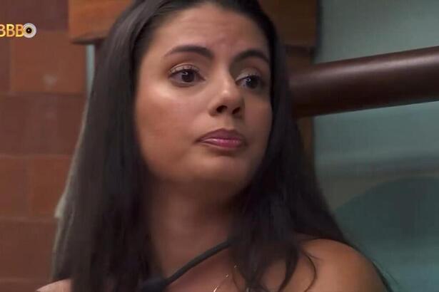 Fernanda em conversa no banheiro do BBB 24