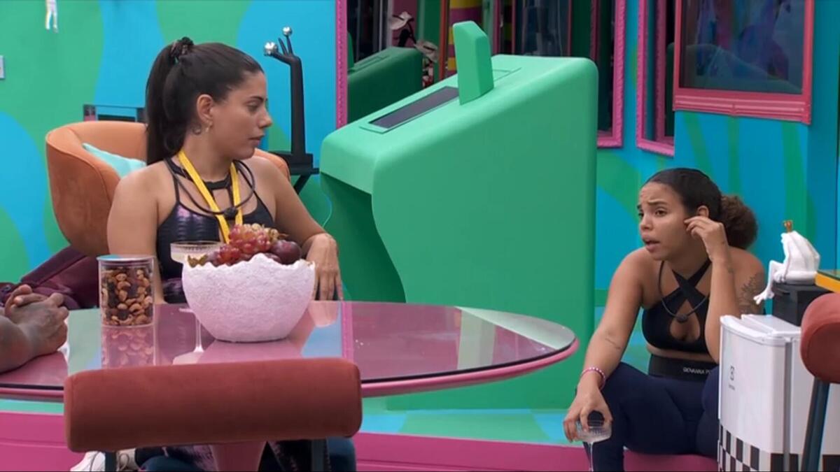 Fernanda e Pitel em conversa no Quarto do Líder no BBB 24