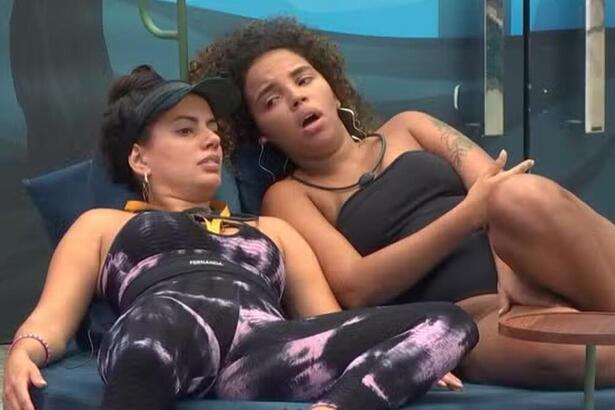 Fernanda e Pitel em conversa na área externa do BBB 24