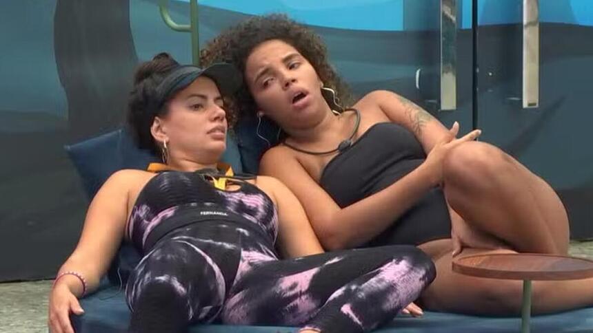 Fernanda e Pitel em conversa na área externa do BBB 24