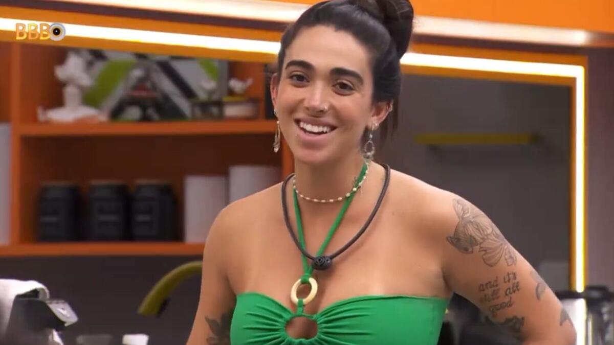 Giovanna com o sorriso aberto na cozinha do BBB 24