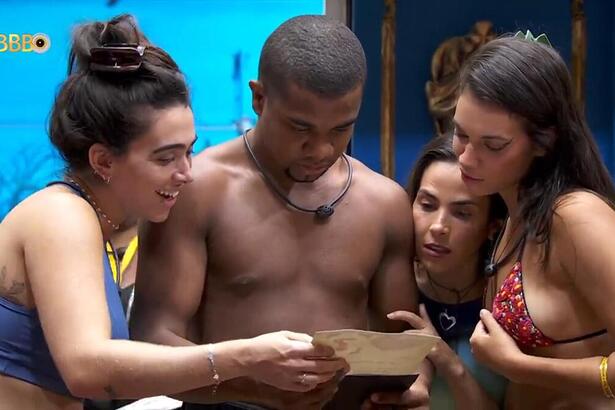 Giovanna, Davi, Alane e Wanessa lendo a Carta do Invasor no BBB 24