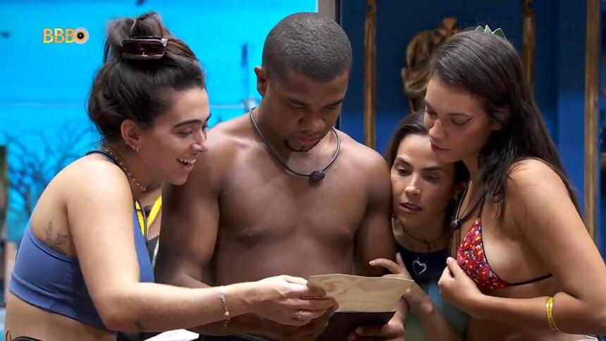 Giovanna, Davi, Alane e Wanessa lendo a Carta do Invasor no BBB 24