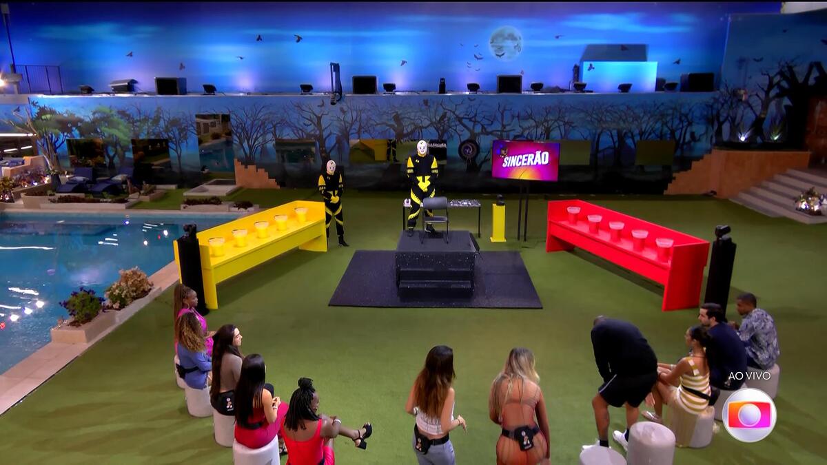 Brothers de frente para o palco com melecas no Sincerão do BBB 24