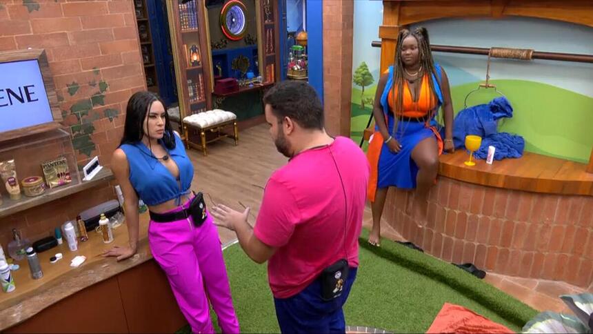 Isabelle, Michel e Raquele em uma conversa no banheiro do BBB 24