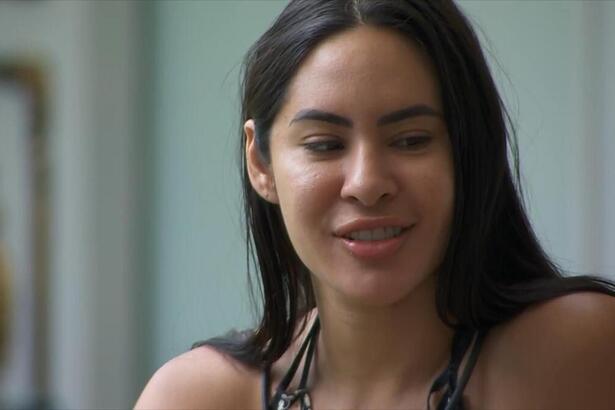 Isabelle em conversa na área externa do BBB 24