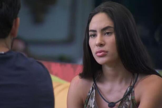 Isabelle e Matteus em conversa na área externa do BBB 24