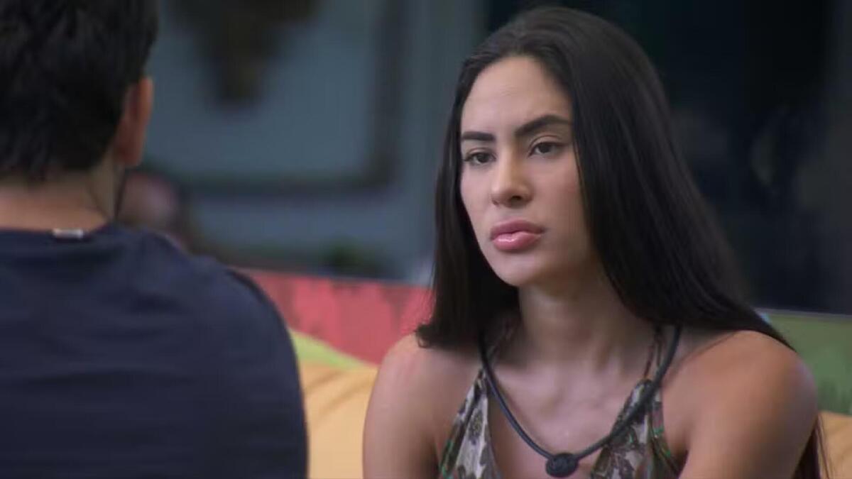 Isabelle e Matteus em conversa na área externa do BBB 24