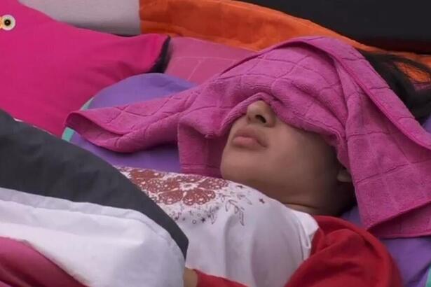 Isabelle com uma toalha na cabeça, após passar mal no BBB 24