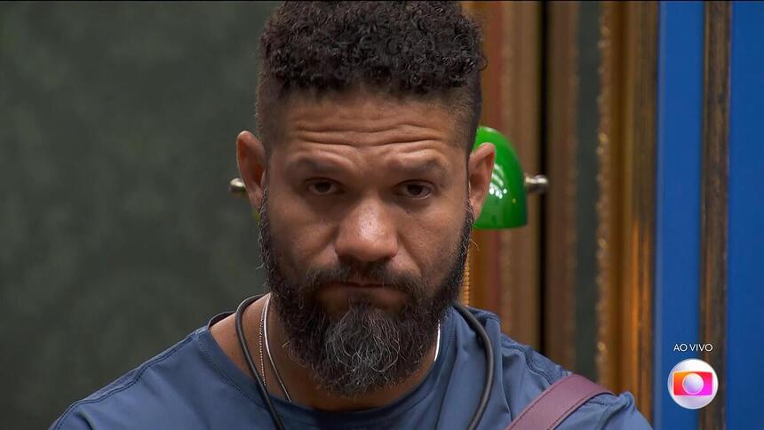 Juninho triste na sala do BBB 24