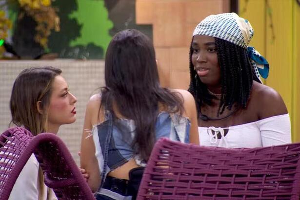 Leidy Elin, Alane e Beatriz em conversa na área externa do BBB 24