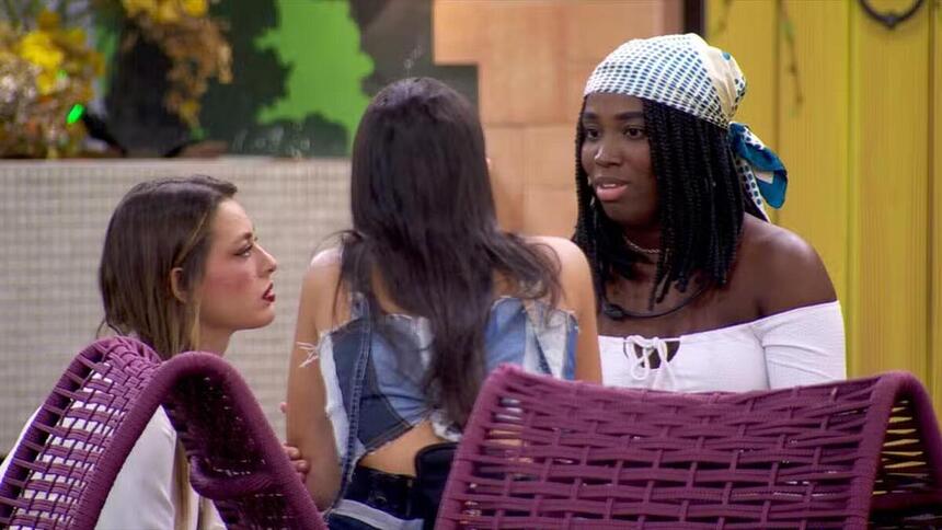 Leidy Elin, Alane e Beatriz em conversa na área externa do BBB 24