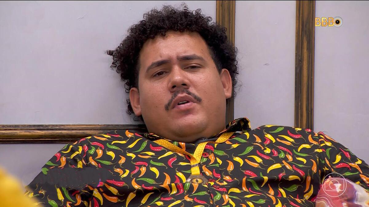 Lucas Henrique na área externa do BBB 24
