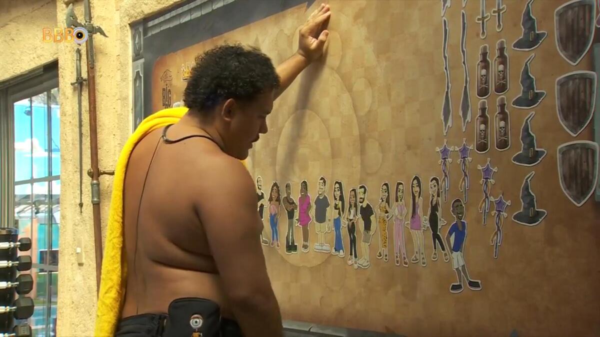 Lucas Henrique organizando estratégias no painel tático da academia no BBB 24