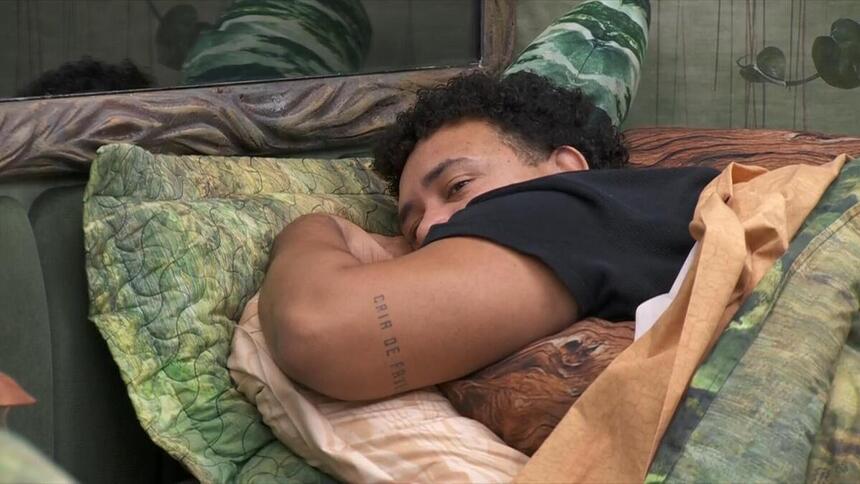 Lucas deitado na cama de Rodriguinho no Quarto Gnomo do BBB 24