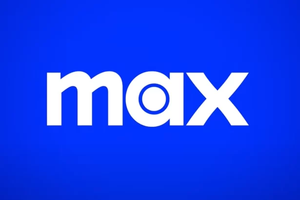 A imagem mostra a nova logomarca da Max em branco com fundo azul.