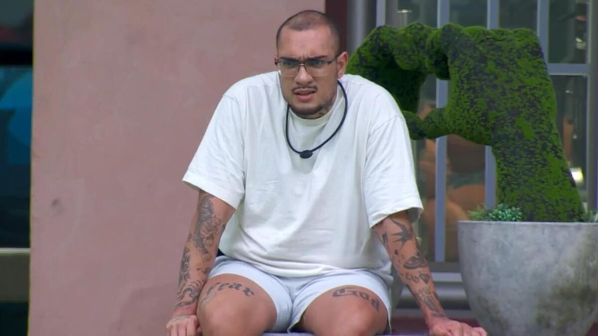 MC Bin Laden sozinho na área externa do BBB 24