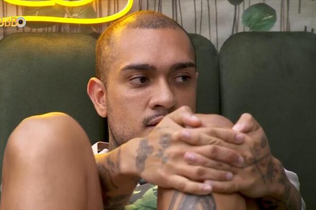 MC Bin Landen em uma das camas, em conversa no Quarto Gnomo do BBB 24