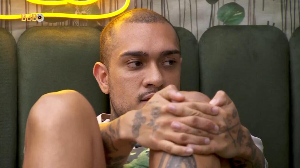 MC Bin Landen em uma das camas, em conversa no Quarto Gnomo do BBB 24