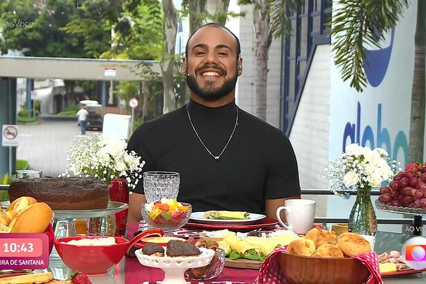 Marcus Vinicius durante o café com o eliminado no Mais Você