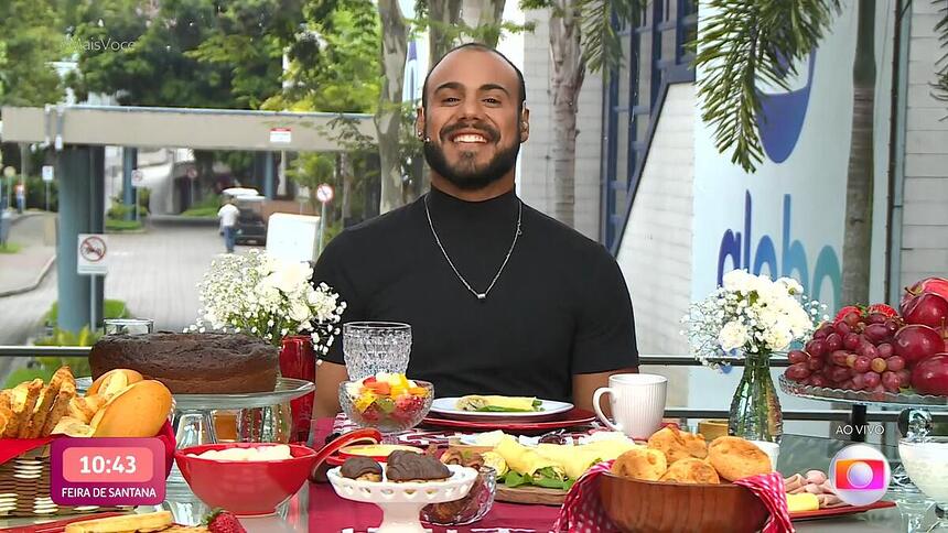 Marcus Vinicius durante o café com o eliminado no Mais Você