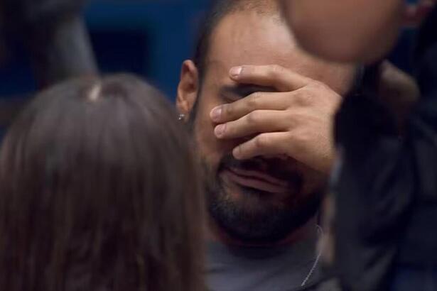 Marcus chorando na sala do BBB 24
