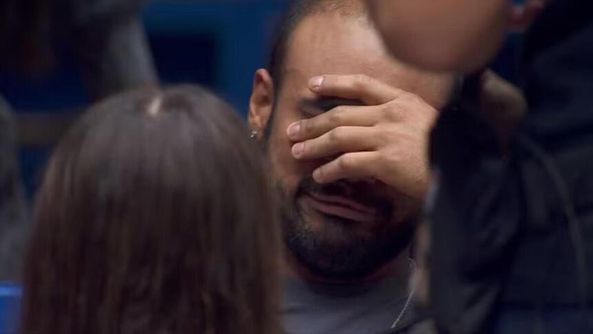 Marcus chorando na sala do BBB 24