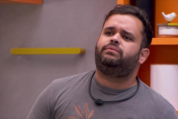 Michel em conversa na cozinha do BBB 24