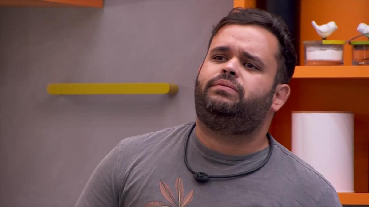 Michel em conversa na cozinha do BBB 24