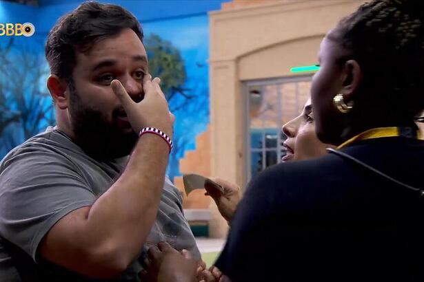 Michel chorando com Raquele e Wanessa na área externa do BBB 24