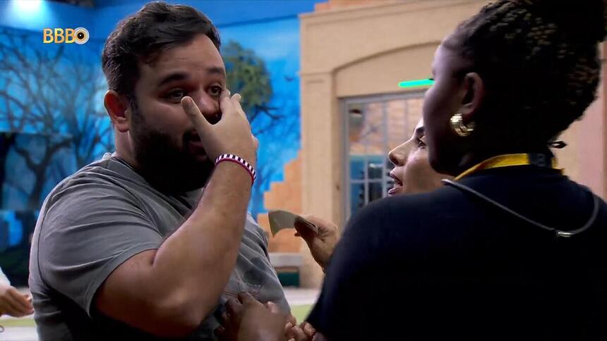 Michel chorando com Raquele e Wanessa na área externa do BBB 24