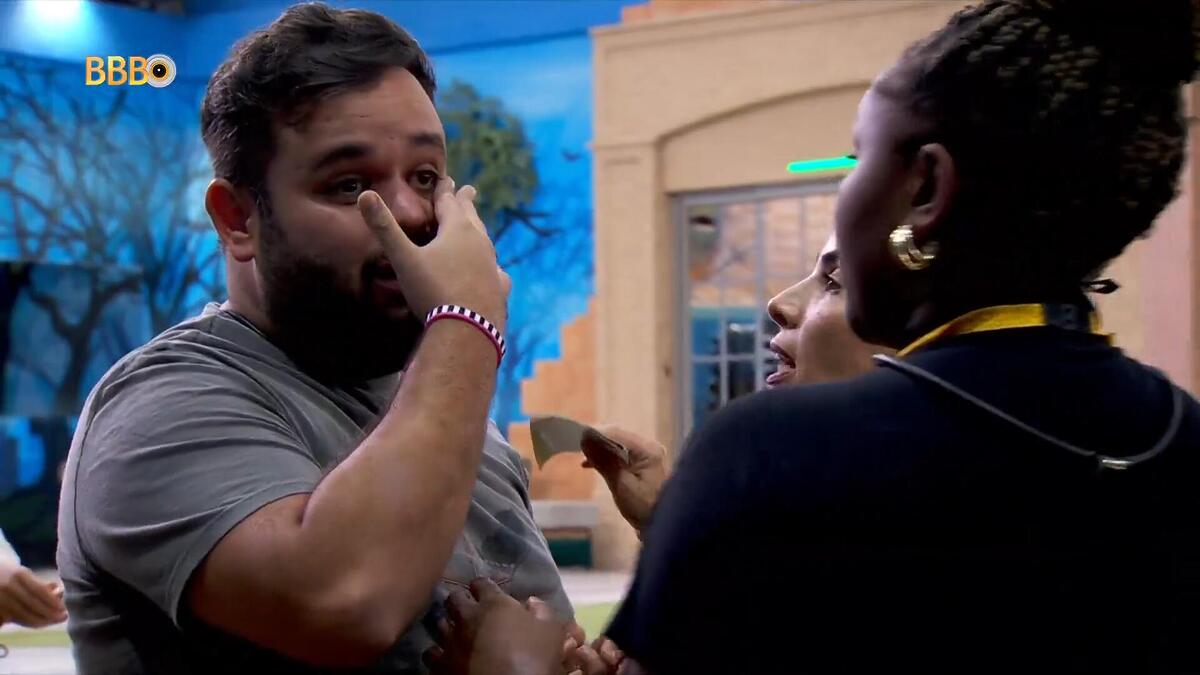 Michel chorando com Raquele e Wanessa na área externa do BBB 24