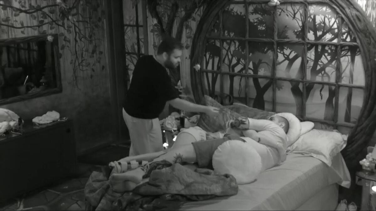 Michel entregando preservativo para MC Bin Laden e Giovanna no quarto do BBB 24