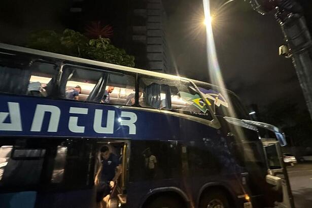 Ônibus Fortaleza que foi apedrejado no Recife