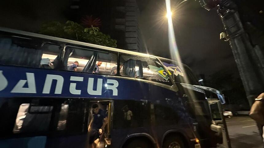 Ônibus Fortaleza que foi apedrejado no Recife