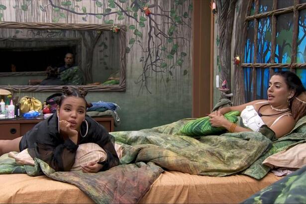 Pitel e Fernanda em conversa na cama do Quarto Gnomo do BBB 24